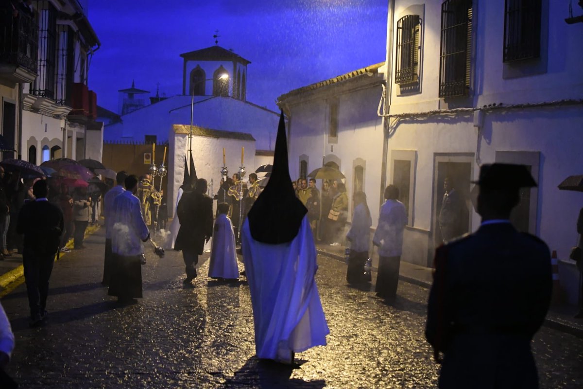 turismopozoblan's tweet photo. El Cristo del Perdón y Ntra. Sra. de la Amargura salieron a realizar su Estación de Penitencia, pero poco después, tuvieron que volver a la iglesia de Mª Auxiliadora del Colegio Salesiano 'San José' debido a las inclemencias meteorológicas adversas. Una auténtica pena. https://t.co/Gz6Q2XlUDR