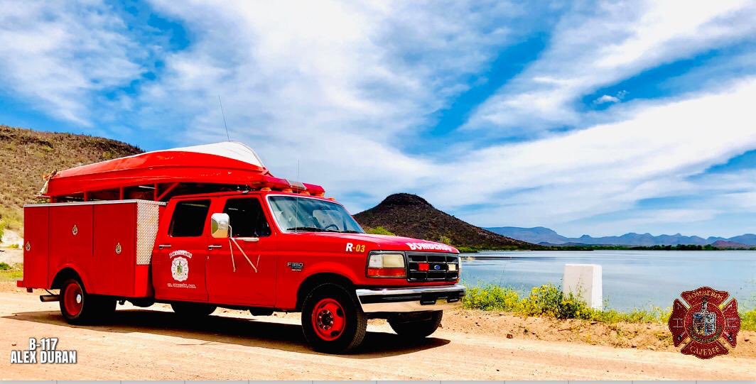 Bomberos, paramédicos, rescatistas y buzos del Departamento de Bomberos de Cajeme instalados en el puesto de ayuda a vacacionistas en el km 9 de la Carretera Esperanza - Hornos atentos ante cualquier emergencia que se presente en la zona.