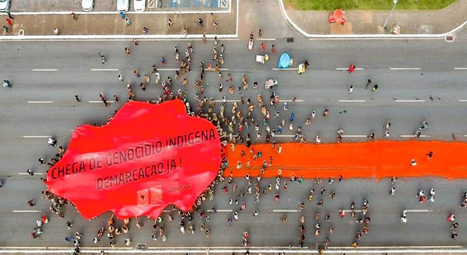 ciminacional's tweet photo. #TBT da marcha realizada no #ATL2018, onde os indígenas protestaram contra o genocídio dos povos deixando um rastro de "sangue" na Esplanada. O #ATL2019 será semana que vem. Colabore: https://t.co/UyHvKpnQVw
Foto por @MNIndigena
#direitosindigenas #terralivre https://t.co/jWXoZKYVyi