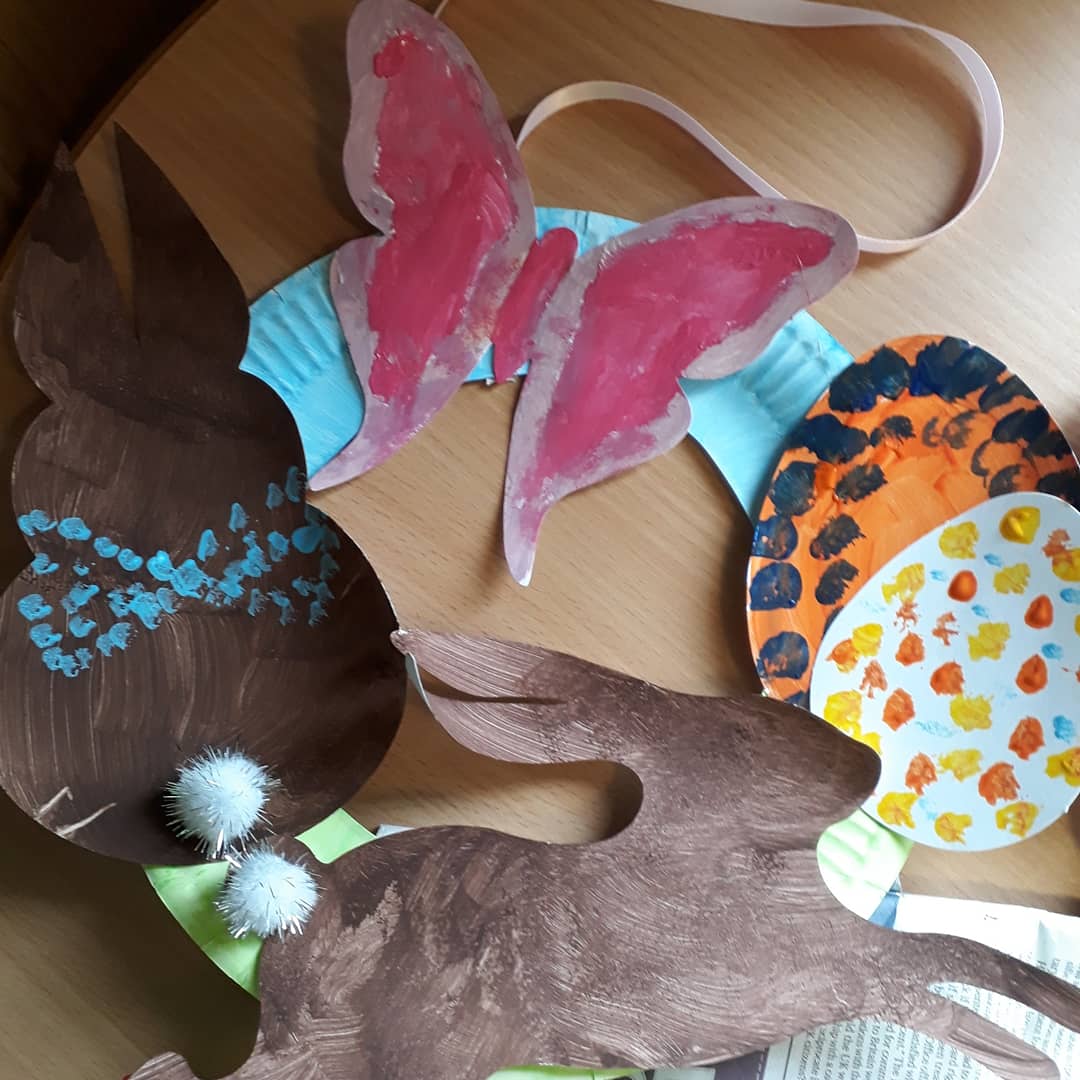 DerbyMojo's tweet photo. Individual Easter wreaths painted by the residents of Aspen Court today - full of Spring joy #creativemojoderby #artforall #aspencourt #dementiaaware #easterjoy #lovecolour https://t.co/Yinivpexvs