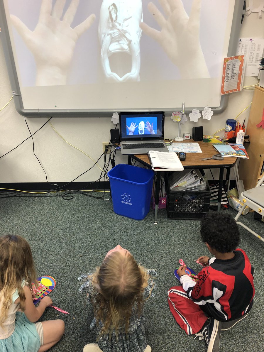 BeldingKristie's tweet photo. We set goals and several kids wanted to learn to tie their shoes. So here we are during centers. #howl4hves https://t.co/lTe9BERS4i