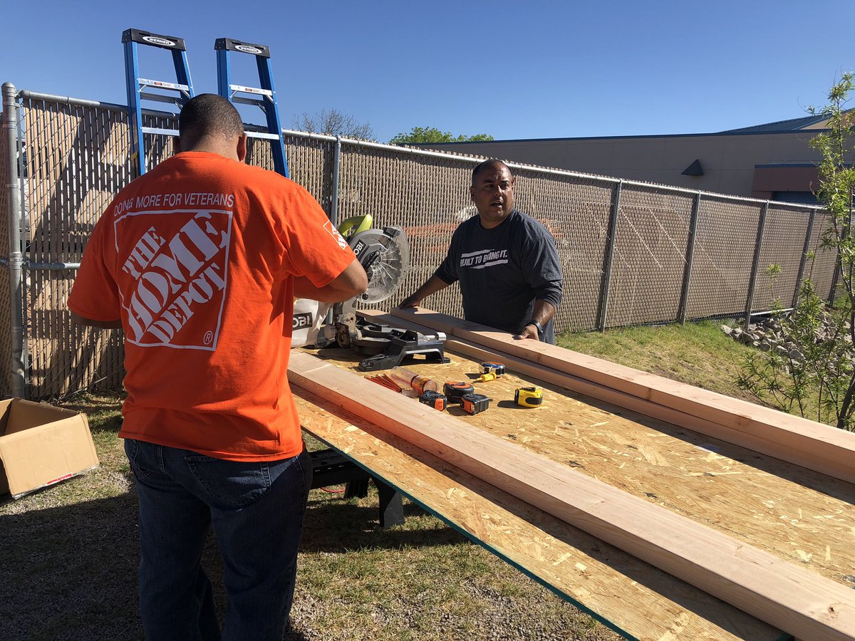 Secretlybatman7's tweet photo. Grateful to have the opportunity to give back to our community through this amazing company we work for !    #HomeDepotFamily  #BuiltToBringIt💪 #DoingMoreForVeterans🇺🇸 @DianaSundermann @raul060376 @Oscar86604735 @david_huntsman @BoydBoydr https://t.co/CEhFT0aaRC