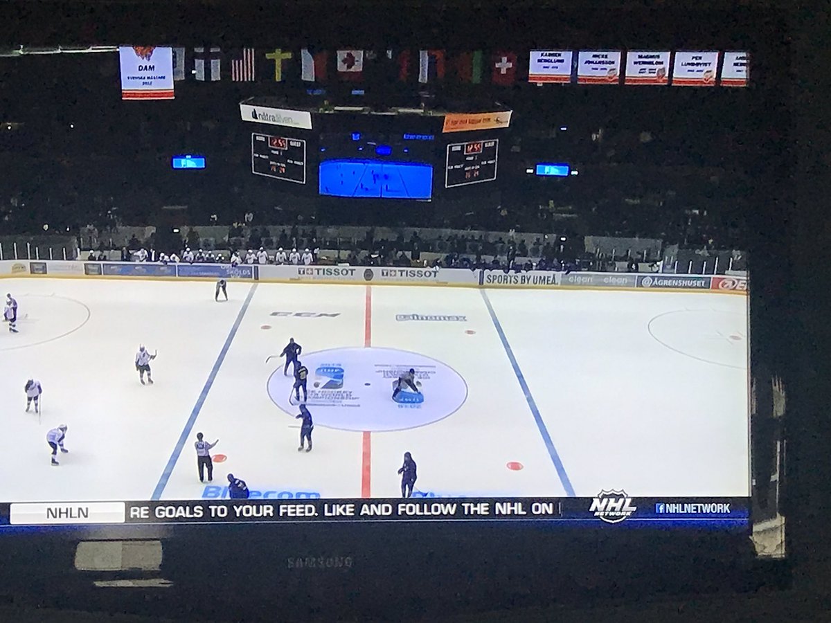 dtskating's tweet photo. This is awesome! IIHF U18’s World Championship! So proud! Go 🇺🇸 🇺🇸 🇺🇸! @HenryThrun @seanfarrell_21 @pmoynihan19 https://t.co/Q5VQOWezmA