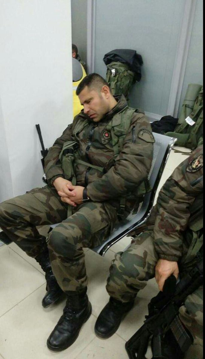 TurkOrdusuGucu's tweet photo. Bu fotoğrafa iyi bakın ve sakın unutmayın.. Şırnak Cizre'de günlerce devam eden hendek operasyonları sırasında Şehit düşen Polis Özel Harekât Ayhan Demirel. https://t.co/mkoSSy1gw5