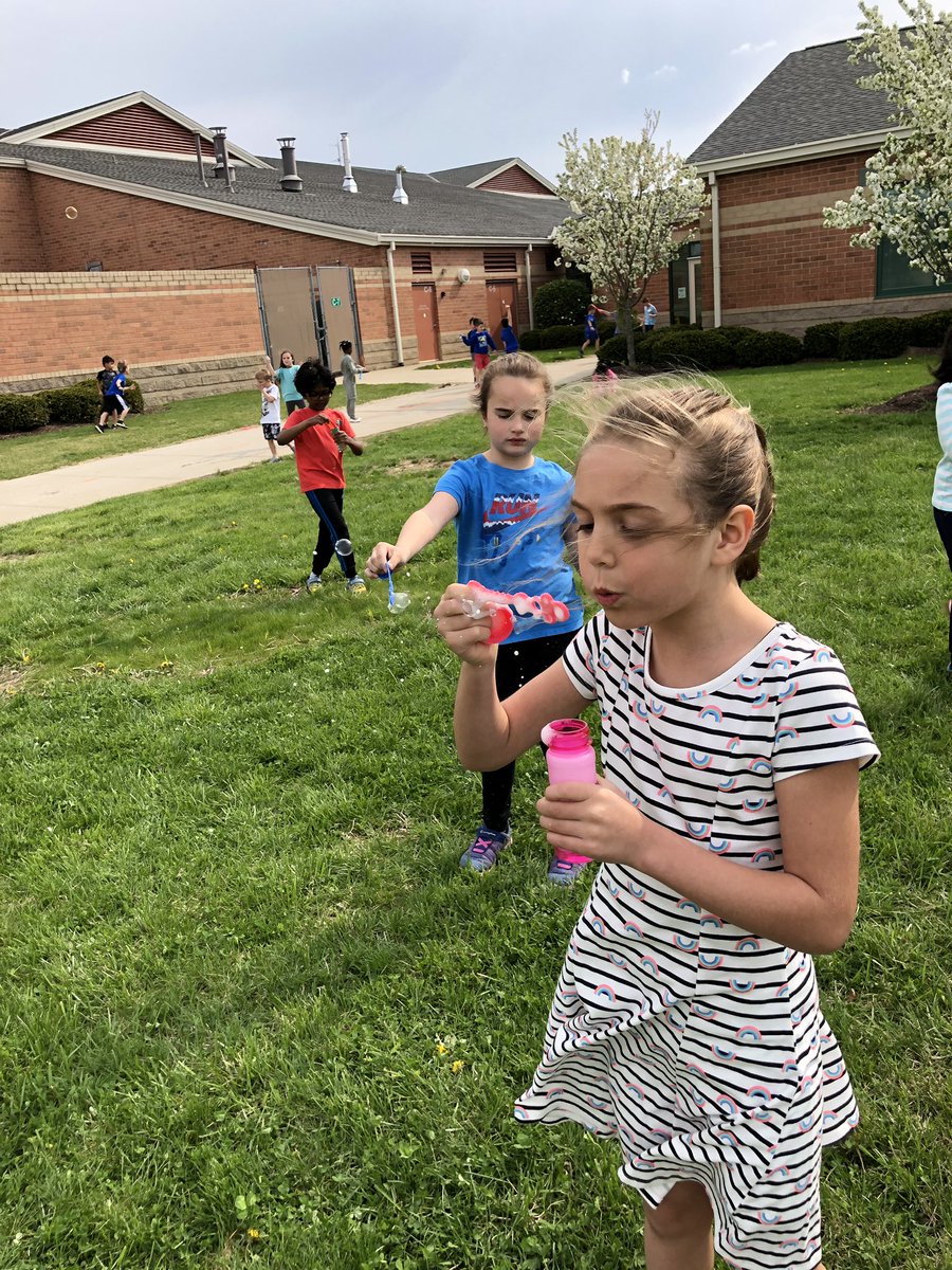 KellyLMiller44's tweet photo. Oh the fun we had coming together as a community, playing with bubbles. #bubblesforautism @MasonSchools @schatzj9 https://t.co/mMBokkf2qK
