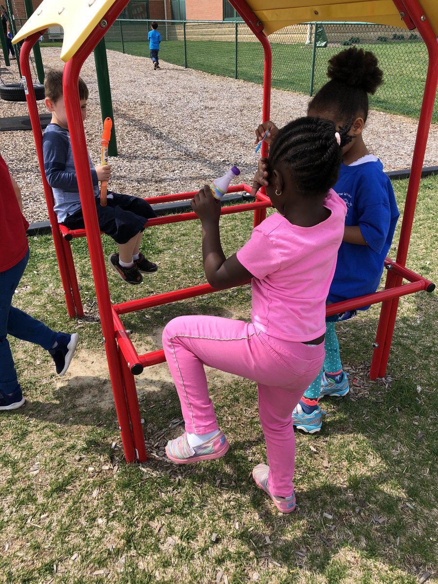 KellyLMiller44's tweet photo. Oh the fun we had coming together as a community, playing with bubbles. #bubblesforautism @MasonSchools @schatzj9 https://t.co/mMBokkf2qK