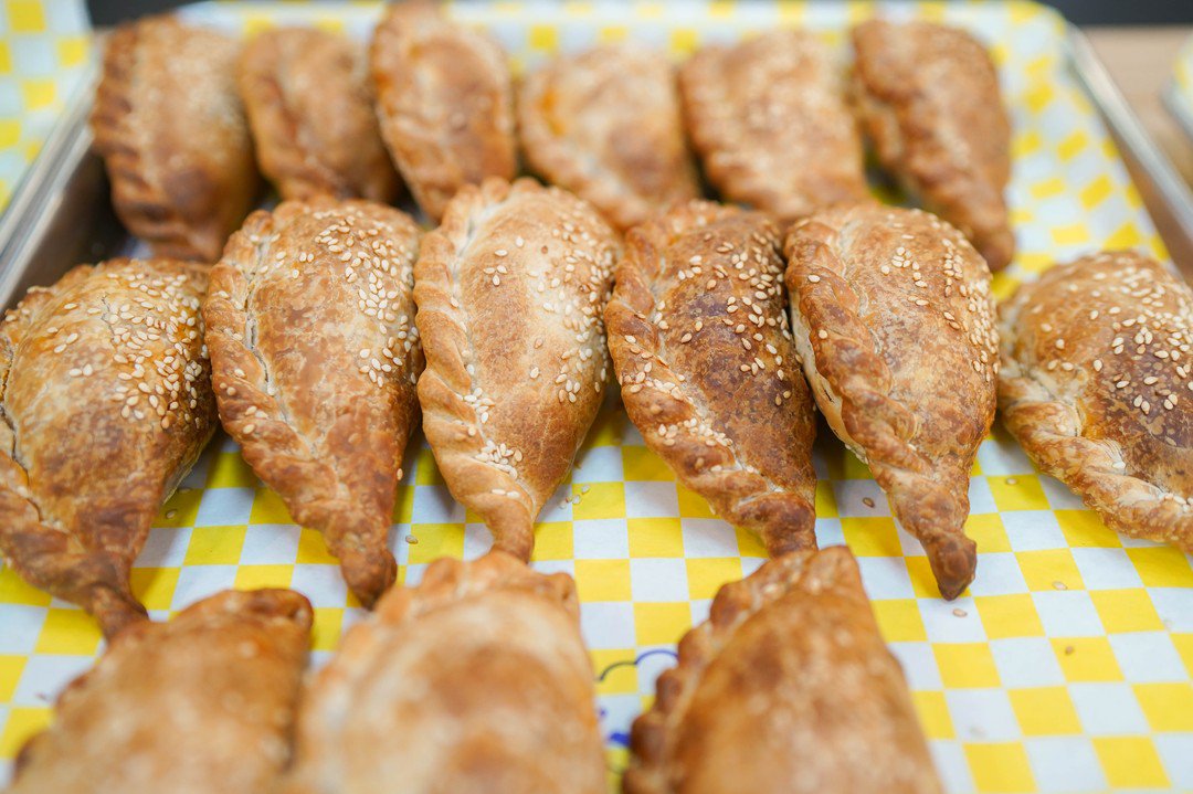 TransferCoFood's tweet image. COMMUNITY | Hey Raleigh, did you know last week @CheEmpanadas rolled out a program that offers a 25% discount for public school teachers and their families? Click here to read their efforts to support our NC teachers: bit.ly/2VS2jqI 

#transfercommunity