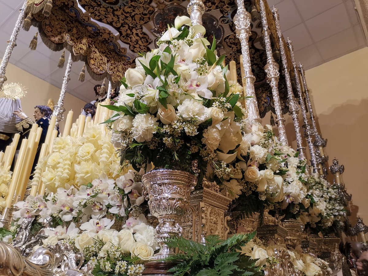 HdadDescenCord's tweet photo. Solo nos queda felicitar a nuestro hermano Antonio Villar por el magnífico trabajo que ha realizado en el exorno floral del paso de palio de Ntra. Sra. Del Buen Fin.
 #buenfin19 #descendimientocordoba #viernessanto https://t.co/vjAWLMzbW7