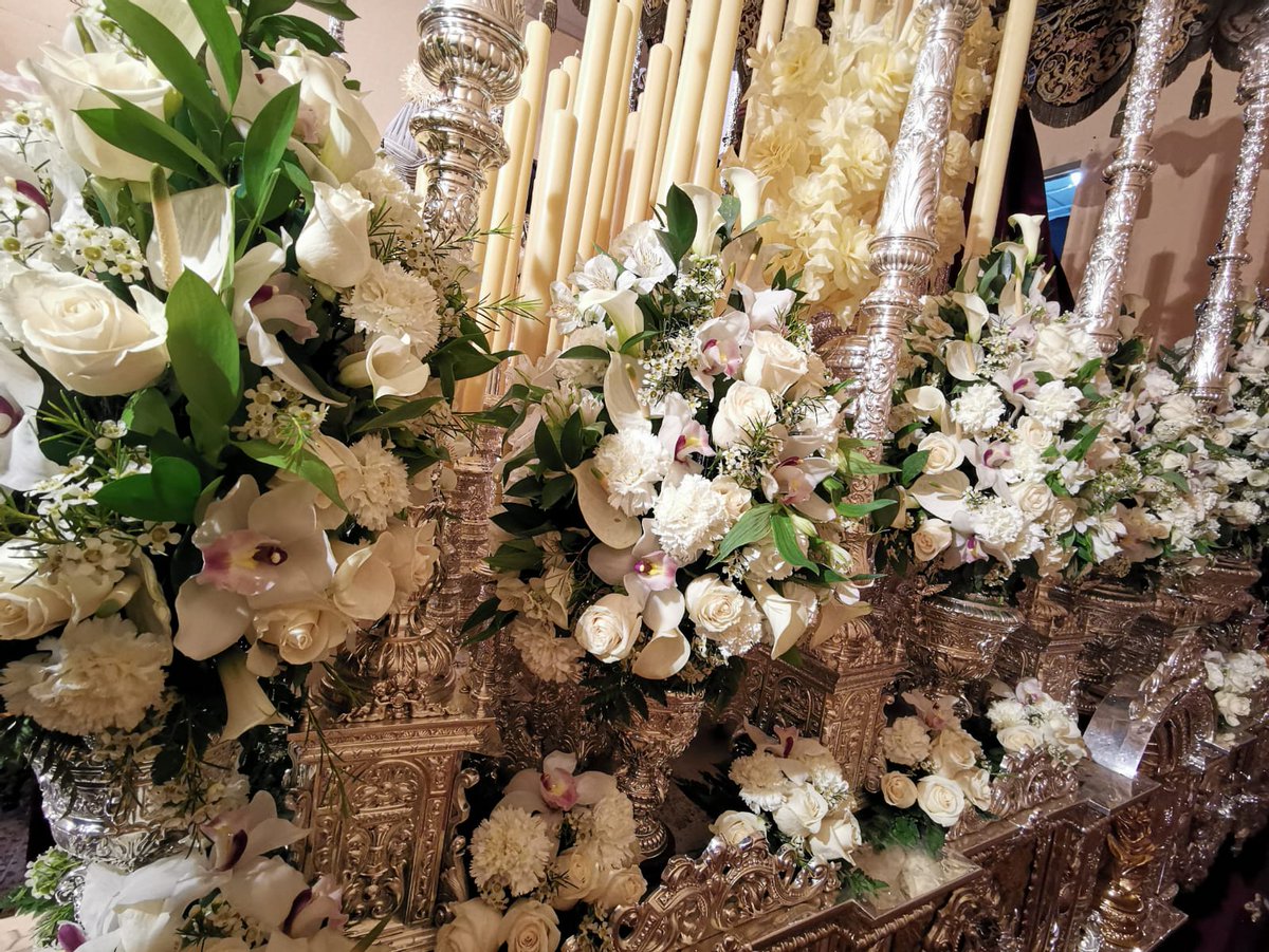 HdadDescenCord's tweet photo. Solo nos queda felicitar a nuestro hermano Antonio Villar por el magnífico trabajo que ha realizado en el exorno floral del paso de palio de Ntra. Sra. Del Buen Fin.
 #buenfin19 #descendimientocordoba #viernessanto https://t.co/vjAWLMzbW7
