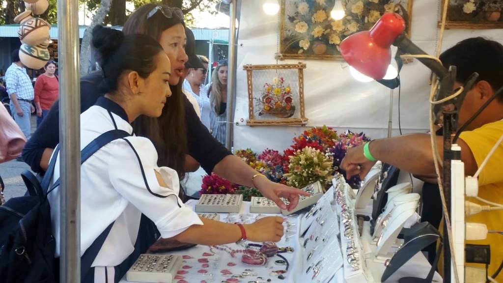 idpaysandu's tweet photo. #IDPahora Luego de tres actuaciones a sala llena en el Florencio Sánchez, los artistas chinos de la Provincia de Yunnan disfrutaron de una jornada de descanso, recorrida por el interior y compras en el predio ferial. #PAYSANDÚesCULTURA #54SemanadelaCerveza #54SC #disfrutáPAYSANDÚ https://t.co/TYqjh8swCC