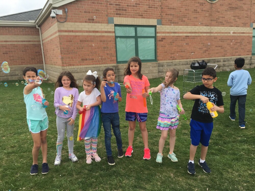 SoroyaSmithMEd's tweet photo. A fun bubble blowing #MasonMoment today! #bubblesforautism 🧩💙💙💙 https://t.co/50hT4IVc9j