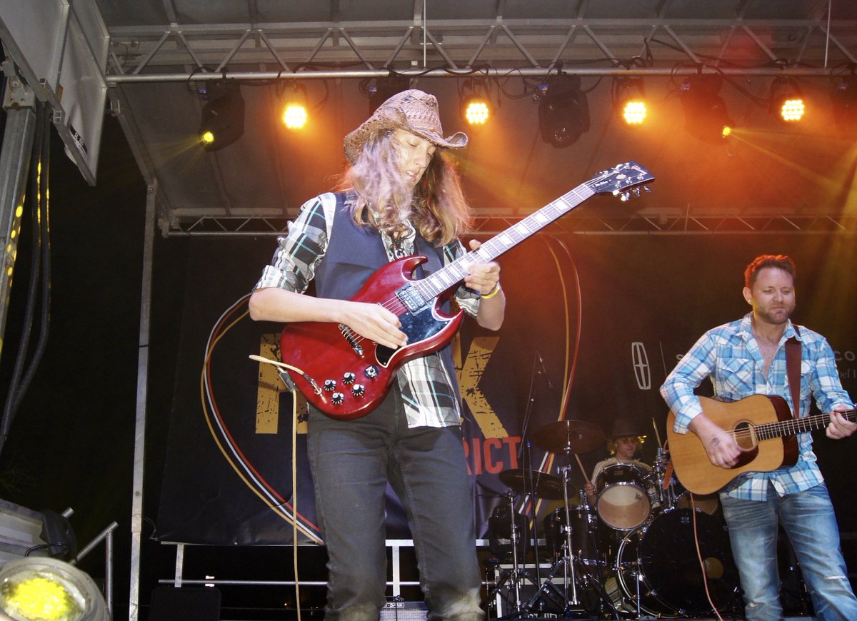 ZippyRiffs's tweet image. Great time jamming with @ryansimsband at #RockTheDistrict #ZippyRiffs #RyanSims #HomestretchAZband