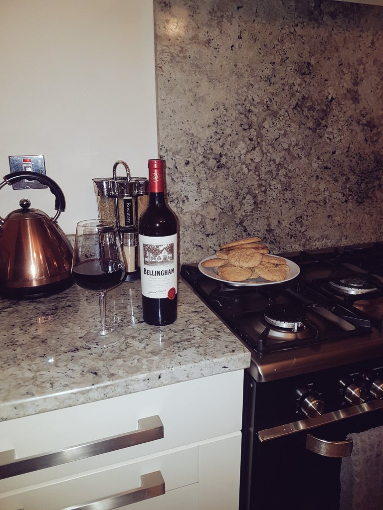 thedublincouple's tweet photo. Peanut butter cookies & vino #mykindathursday #dairyfreecookies #peanutbutter #dublincouplesnightin #happythursday https://t.co/Fl18CJt3qI