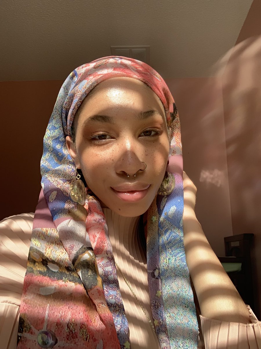 fleuranoor's tweet photo. 14 yr old me would have never thought i would be able to wear my own art alhamdulillah (scarf/ jewelry) https://t.co/ghNjXKYizF