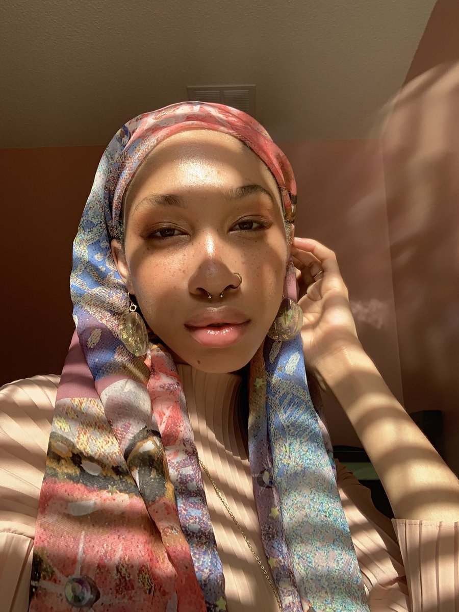 fleuranoor's tweet photo. 14 yr old me would have never thought i would be able to wear my own art alhamdulillah (scarf/ jewelry) https://t.co/ghNjXKYizF