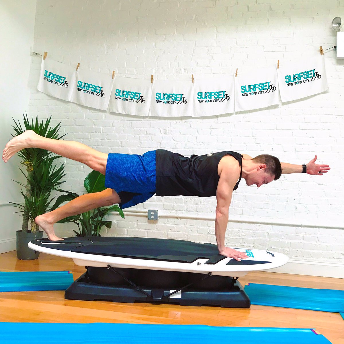SurfsetNYC's tweet photo. Challenge Move of the Week: Contralateral Plank 🍍 
By SURFSET Master Trainer @aaronthouvenin
#surfset #nycfitness #classpass #funfitness https://t.co/U7K2JCToEG