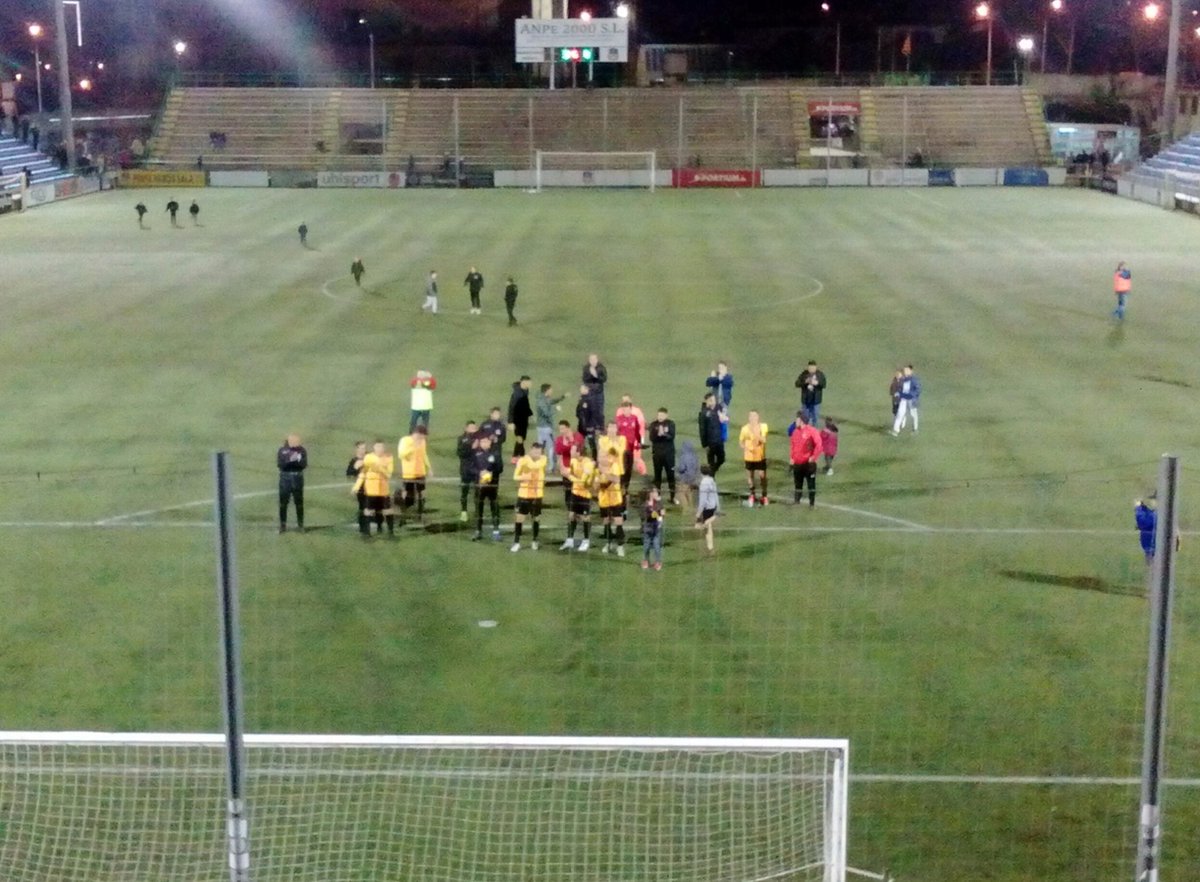 moiblancetbleu's tweet image. La @uesantandreu supera amb claredat el @uecastelldefels per 3-1,  després d'haver tornat a deixar enllestit el partit en la primera meitat #3div5 Ara a per la @uahorta! #UESA #SupportYourLocalFootballTeam