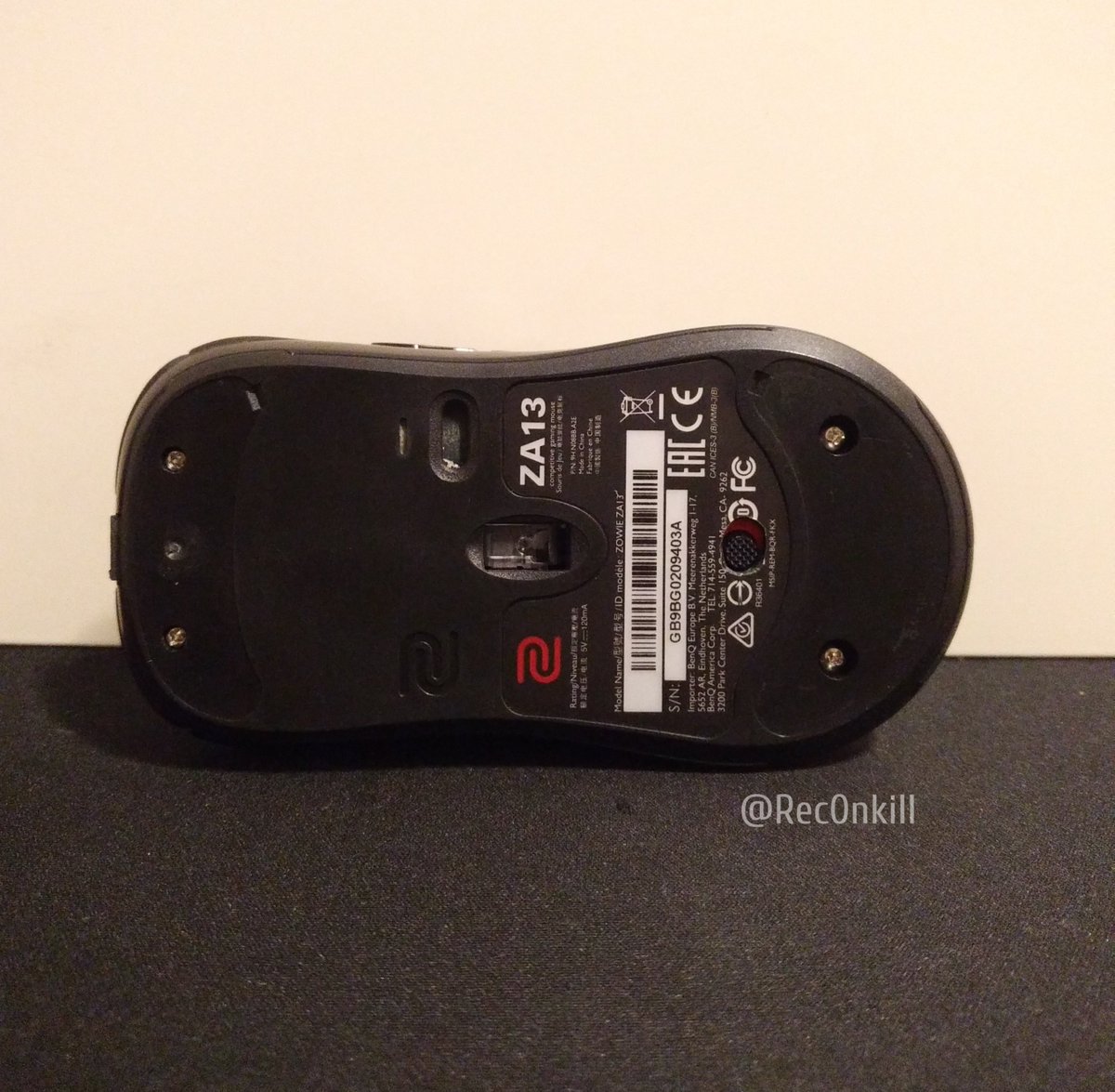 Rec0nkill's tweet photo. Just finished a wireless rechargeable Zowie ZA13 for @KiXSTArTV
The mouse is smaller than I expected. Had to shorten the pcb as much as possible without damaging it, inorder for it to fit.
Weight is 86g with the 400mah Lipo.
#wirelessmod #zowie https://t.co/faKlgnTFDZ