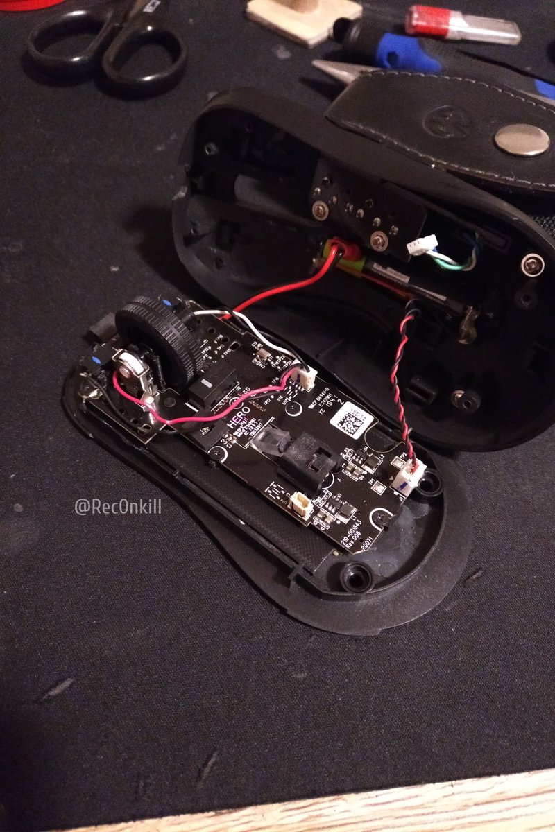 Rec0nkill's tweet photo. Just finished a wireless rechargeable Zowie ZA13 for @KiXSTArTV
The mouse is smaller than I expected. Had to shorten the pcb as much as possible without damaging it, inorder for it to fit.
Weight is 86g with the 400mah Lipo.
#wirelessmod #zowie https://t.co/faKlgnTFDZ