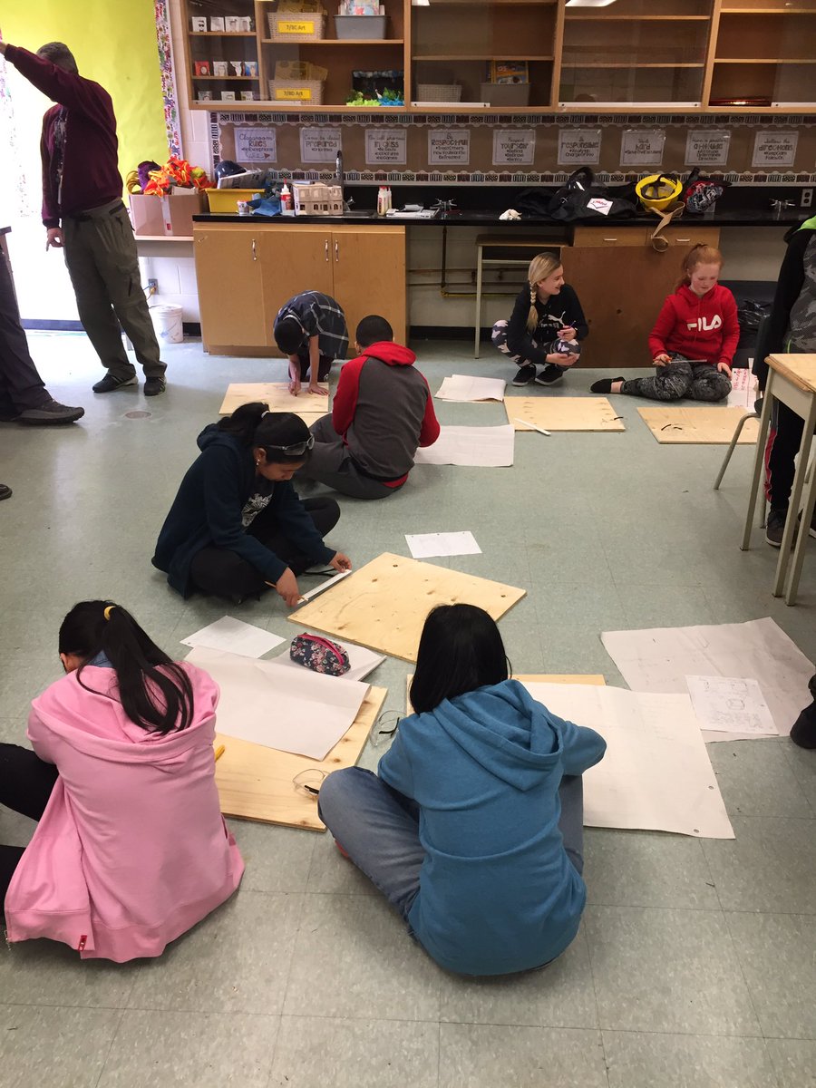 SWillis161921's tweet photo. Days 3&amp;4 of our Lake Avenue student building projects involved grade 7s making wooden boxes using skills learned in math class! #reallifelearning #HWDSBmath @HWDSBLakeAvenue Thank you @HomeDepotCanada for supporting this project! #ESSTsuccess #experientiallearning https://t.co/JtHaM2fDjR