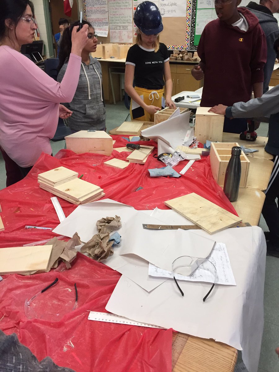 SWillis161921's tweet photo. Days 3&amp;4 of our Lake Avenue student building projects involved grade 7s making wooden boxes using skills learned in math class! #reallifelearning #HWDSBmath @HWDSBLakeAvenue Thank you @HomeDepotCanada for supporting this project! #ESSTsuccess #experientiallearning https://t.co/JtHaM2fDjR