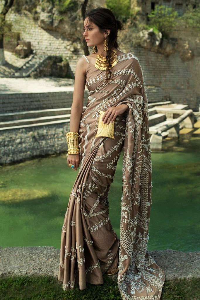 studiobytcs's tweet photo. #NidaAzwer's magical, mystery tour has echoes of Egypt & lost civilizations found again...
Explore the collection at https://t.co/dXQWaYcxE8
#PakistaniClothes #Karachi #Lahore #Islamabad #PakistanFashion #PakistaniDresses #Fashionista #Luxury #Fashionblogger #FashionCollection https://t.co/oFEYCeQS9u