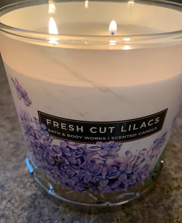LoveFrances_'s tweet photo. On this cold & rainy ☔️ #Connecticut day this candle 🕯 from @bathandbodyworks is invoking feelings of spring, flowers, gardening, 🌞 sunshine, and happiness... #anxietyrelief #candlelight #candlemagick #therapy #lilac #smellsgood #olfactorymemory #cb… https://t.co/3eLi0ERTwS https://t.co/EuCUqQWOfl
