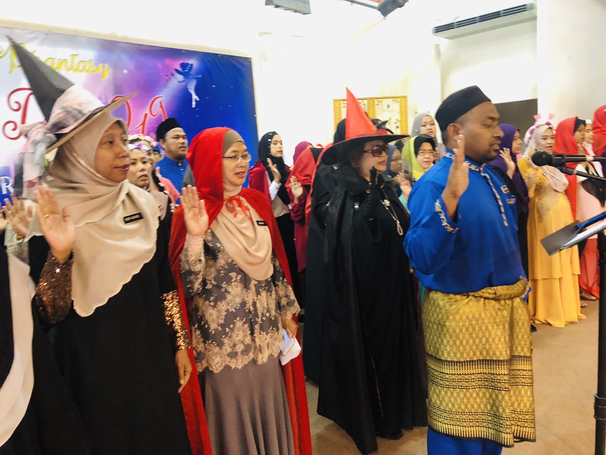 sainsrembau's tweet photo. Sambutan Hari Guru SEMESRA bertemakan Realms of Phantasy https://t.co/rzvz9IfD7U