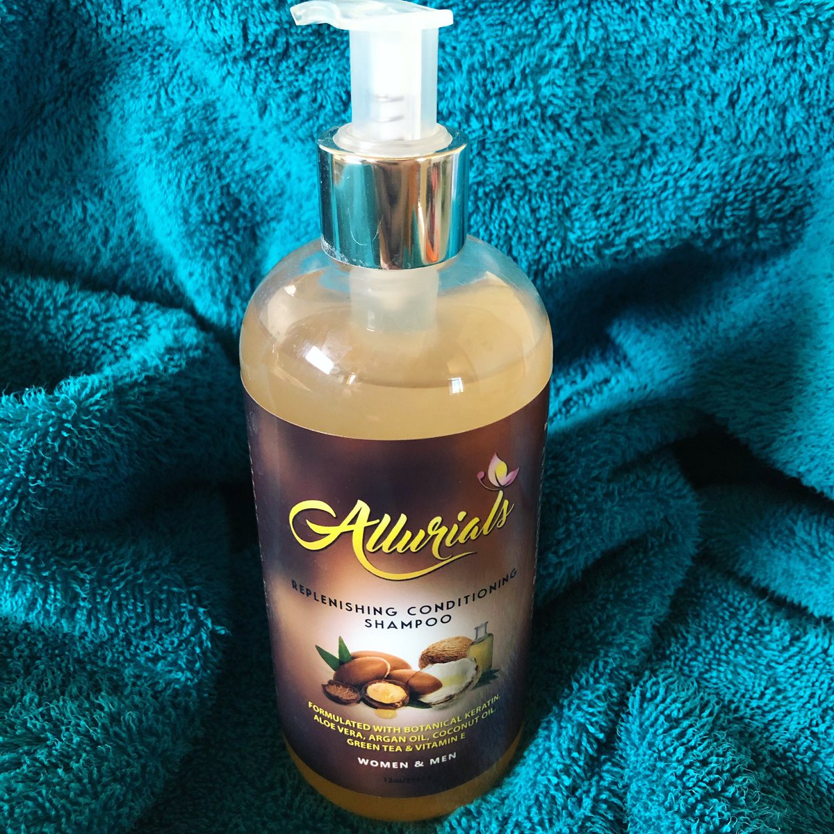 MaterialGirlz2's tweet photo. Replenishing and conditioning shampoo, detangles hair, infused with botanical keratin, aloe vera, argan oil, coconut oil and green tea extract.
#Allurials 
https://t.co/4BbA089XFL https://t.co/CEmiLCHysc