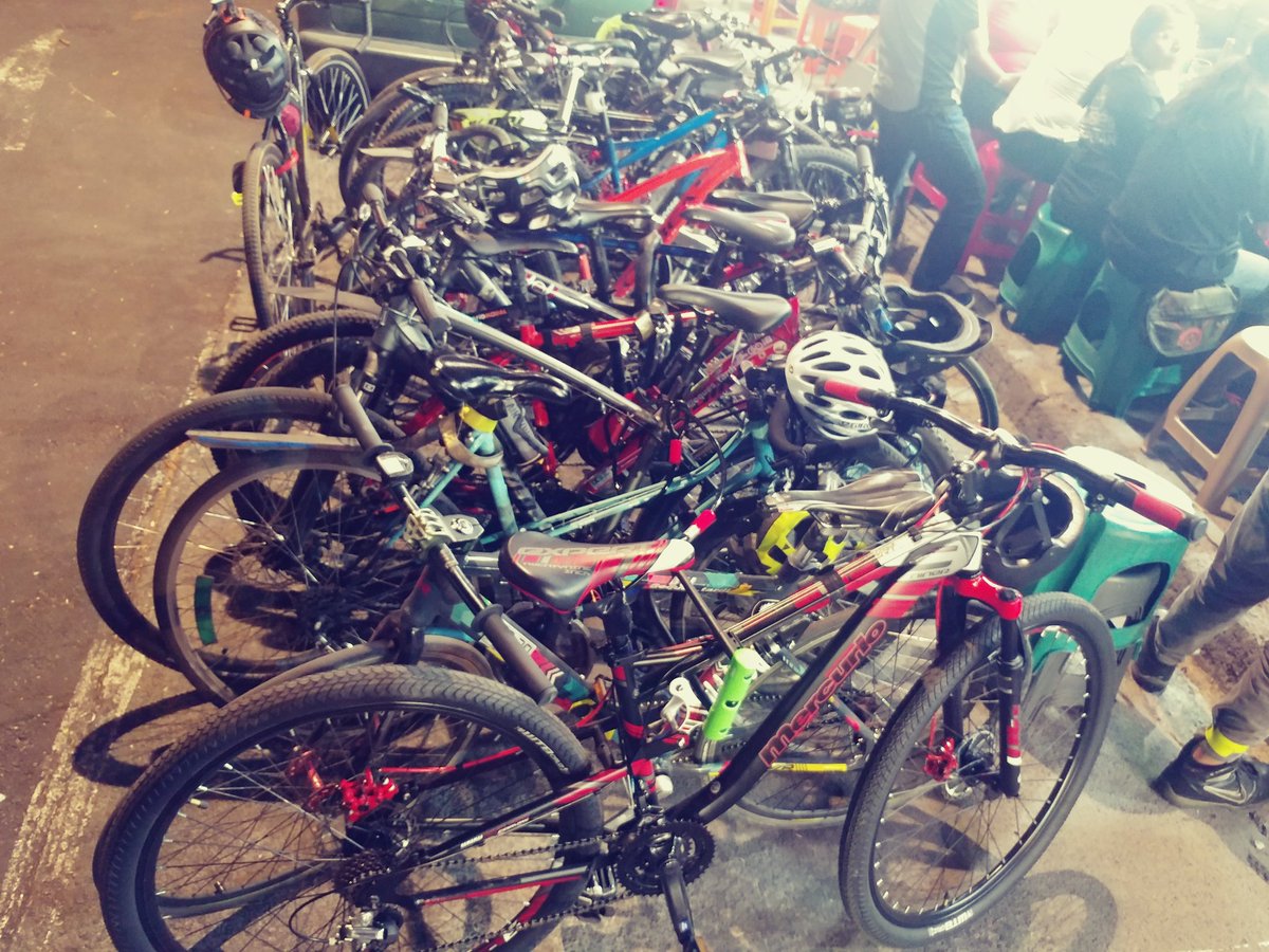 chilangobike's tweet photo. Somos 16 personas que llegamos en bici a los tacos ocupando el espacio de un auto 🚗 de cinco pasajeros. https://t.co/X488YnqkXE