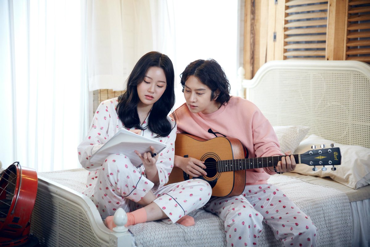 SJofficial's tweet photo. #김희철 신곡 '#옛날사람 (#OldMovie)' MV Teaser
🎬2019.04.19 12PM KST

JTBC ‘SKY 캐슬’의 차세리 역, ‘내 아이디는 강남미인’의 유은 역으로 출연한 배우 ‘박유나’와 연인 호흡!

#슈퍼주니어 #SUPERJUNIOR #KIMHEECHUL https://t.co/7r5fDsBstb