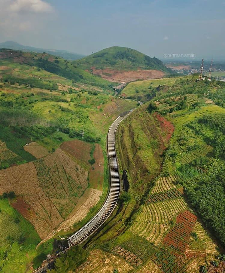 Siapa yang tiap mudik suka lewat sini? Tempat favorit mimin nih tiap pulang lewat Tasik atau Garut 💛

Foto : IG Rahman amiin
Lokasi : Lingkar Nagreg
#infoBDG