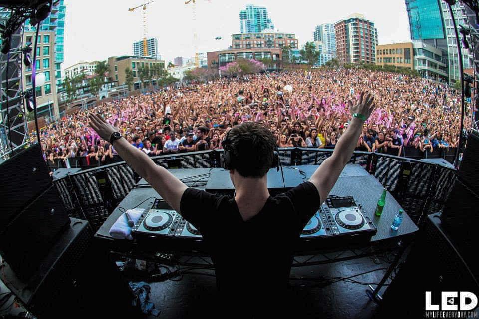 myLEDUSA's tweet photo. #tb Throwback to Hardwell lighting up a wave of #LEDRaveFam at Petco Park 5 years ago! It’s almost time to make waves with @YELLOWCLAW, @JaiWolfx, @annalunoe + many more at #MyLEDUSA over Memorial Day Weekend! Act now before is too late 👉🇺🇸 https://t.co/REC0Gh6j8G https://t.co/KFchWre3TB