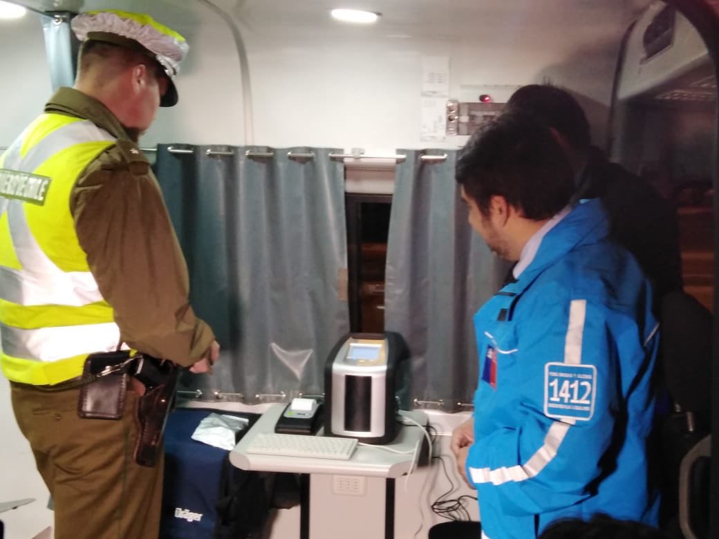 Gobernacionvalp's tweet photo. ➡️ Comenzamos las fiscalizaciones con #Narcotest en las calles de nuestra provincia. Queremos cuidarte, evitando accidentes. ¡Toma conciencia y respeta las normas del tránsito! Gobernadora @MariaDelaPaz_R, Director @Senda_Valpo, Seremi @SaludSsrv y @Carabdechile en el operativo https://t.co/dRLPoN5En8