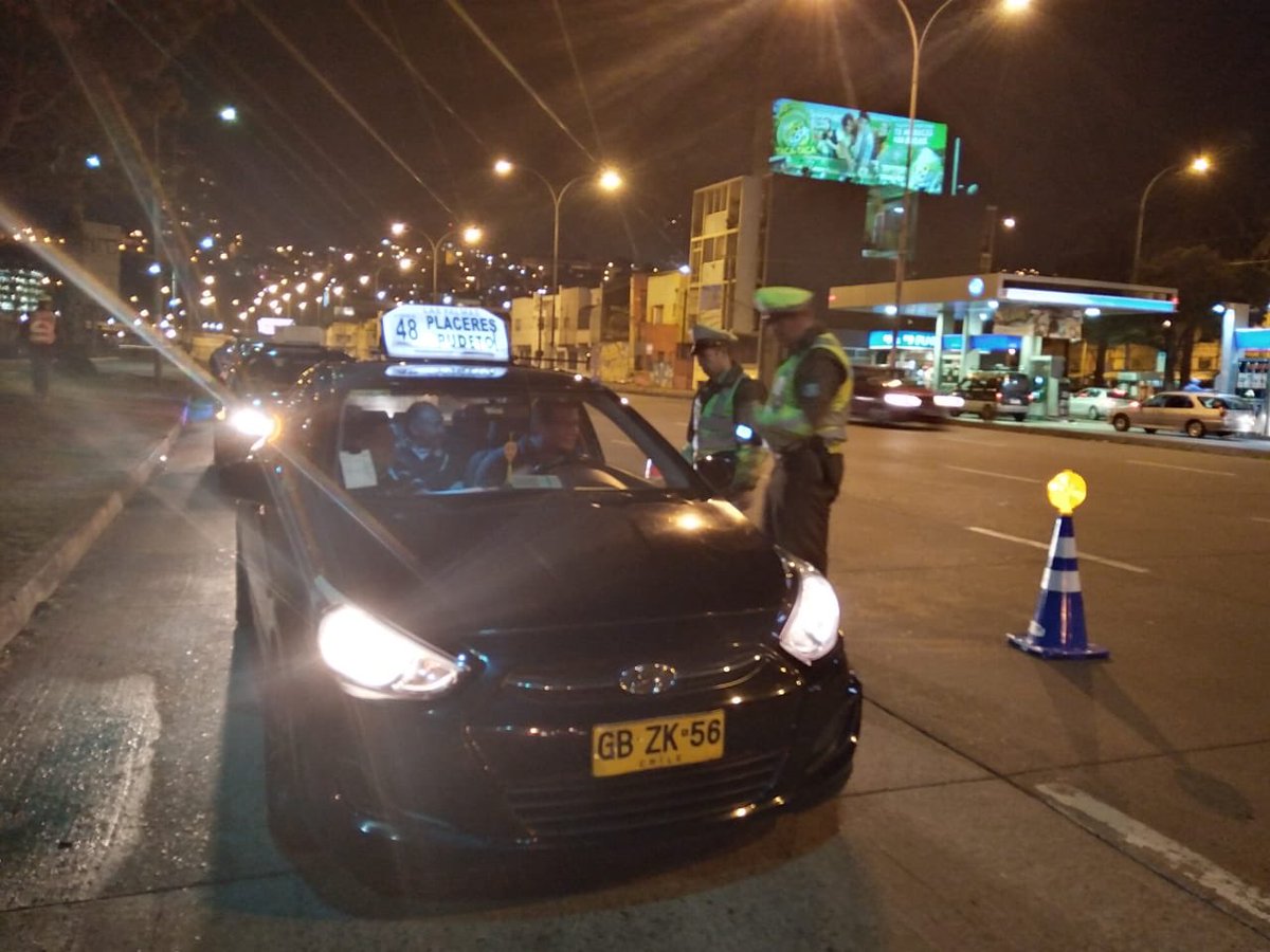 Gobernacionvalp's tweet photo. ➡️ Comenzamos las fiscalizaciones con #Narcotest en las calles de nuestra provincia. Queremos cuidarte, evitando accidentes. ¡Toma conciencia y respeta las normas del tránsito! Gobernadora @MariaDelaPaz_R, Director @Senda_Valpo, Seremi @SaludSsrv y @Carabdechile en el operativo https://t.co/dRLPoN5En8