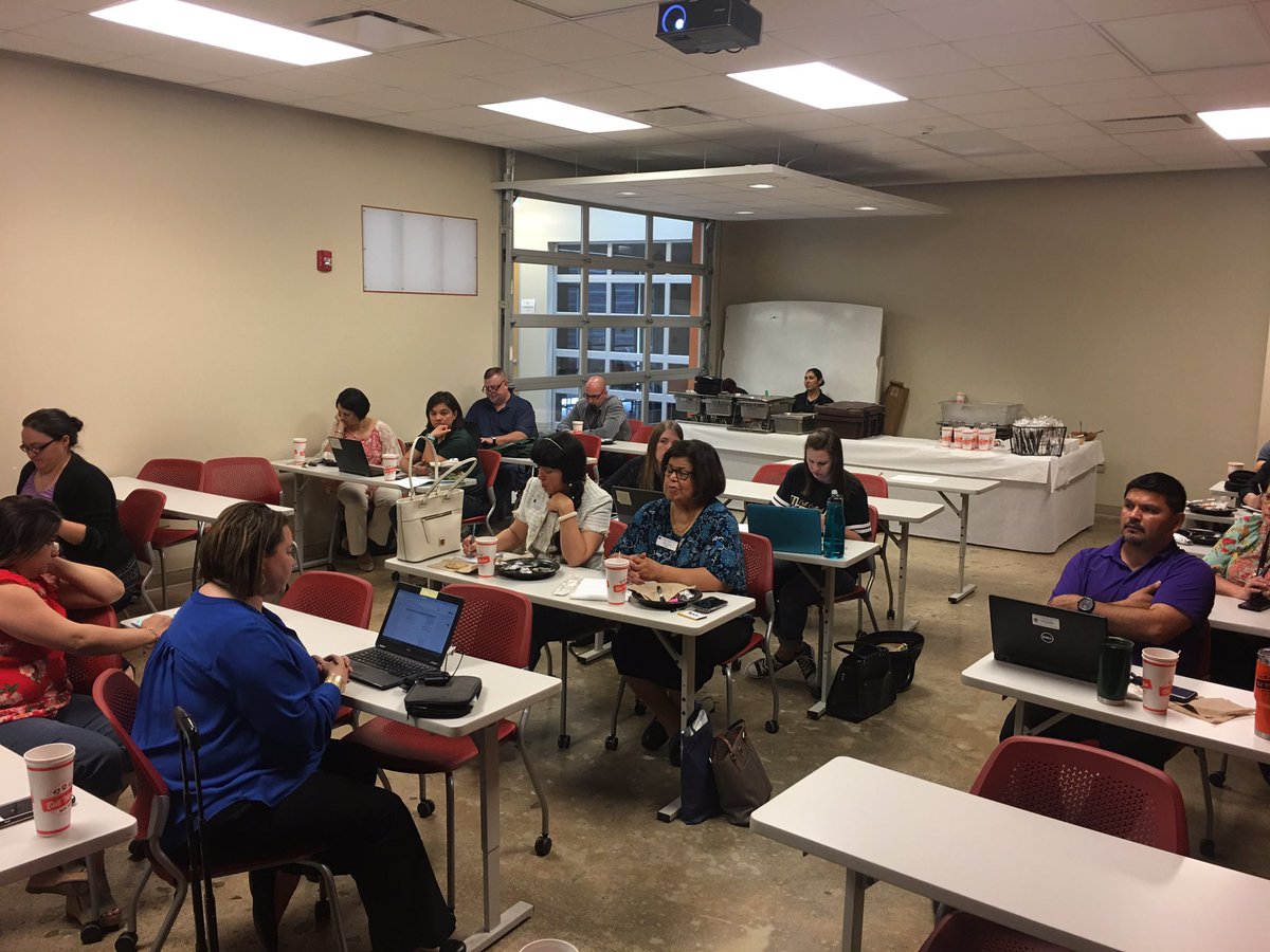 Ravae96's tweet photo. I love working with these Dual Credit leaders!  #access #GuidingPathways @UPpartnershipSA @ESCRegion20 @UTSA @AlamoColleges1 https://t.co/GUyFxdEBoZ