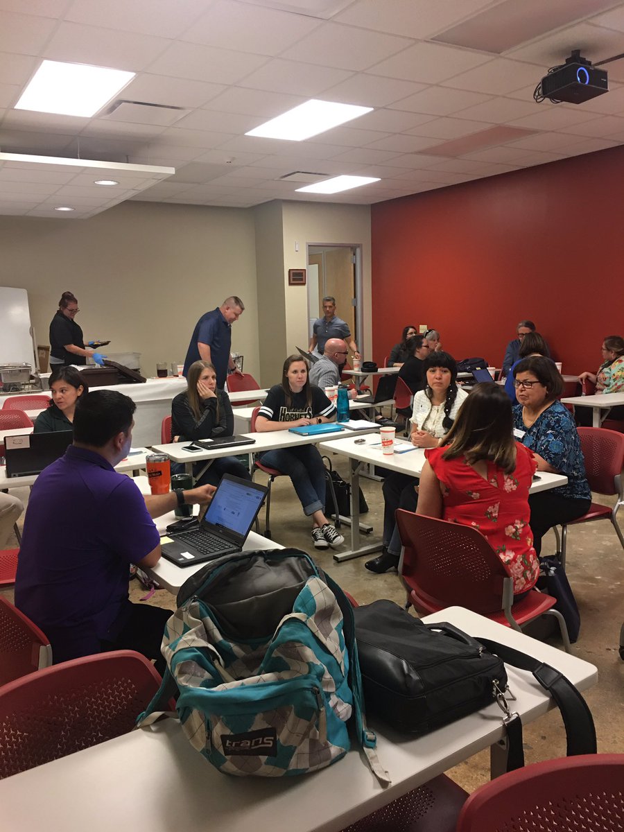 Ravae96's tweet photo. I love working with these Dual Credit leaders!  #access #GuidingPathways @UPpartnershipSA @ESCRegion20 @UTSA @AlamoColleges1 https://t.co/GUyFxdEBoZ