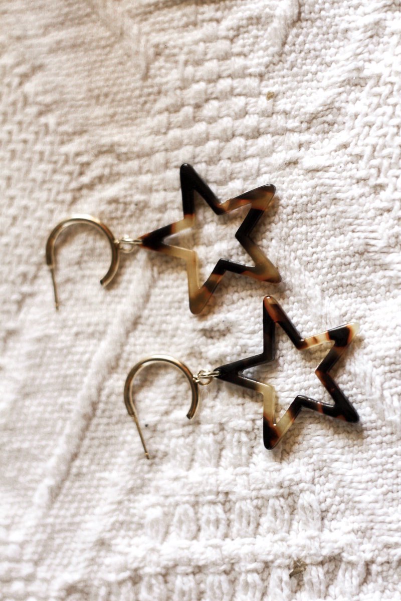 KarsonTutt's tweet photo. Hey guys, I’m back!! To spread the word I’m starting it off with a giveaway! Retweet to enter! The winner gets their choice of a pair of the new earrings! I’ll announce the winner Sunday! https://t.co/tGiQS080FK