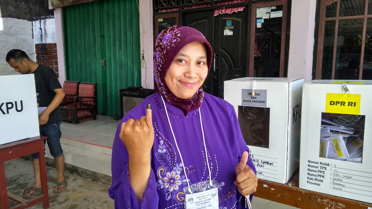 Purwaningrum12's tweet photo. Dear @rmolco Nih aku sudah nyoblos lho buat mendukung pemilu tahun 2019 ini semoga hasil pemilu kali ini dapat membawa perubahan yang terbaik bagi bangsa kita ini menuju Indonesia yang lebih maju, adil,  makmur dan sejahtera. #SelfiePilpres2019 #rmolco https://t.co/f37XMqv9P0