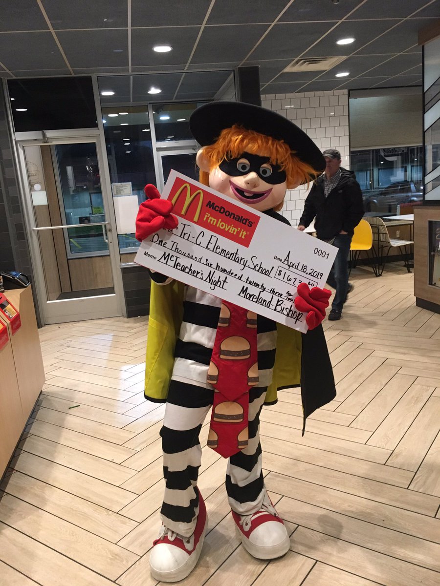 dougowens's tweet photo. Thank you @carterville_5 for supporting our McTeacher Night! It was great to see our staff work with former students and engage with our current students and families! @JeralMoriah @tammms01 @SwallersKim @MelissaGiblin #carterville5 https://t.co/T3GW4hTrti