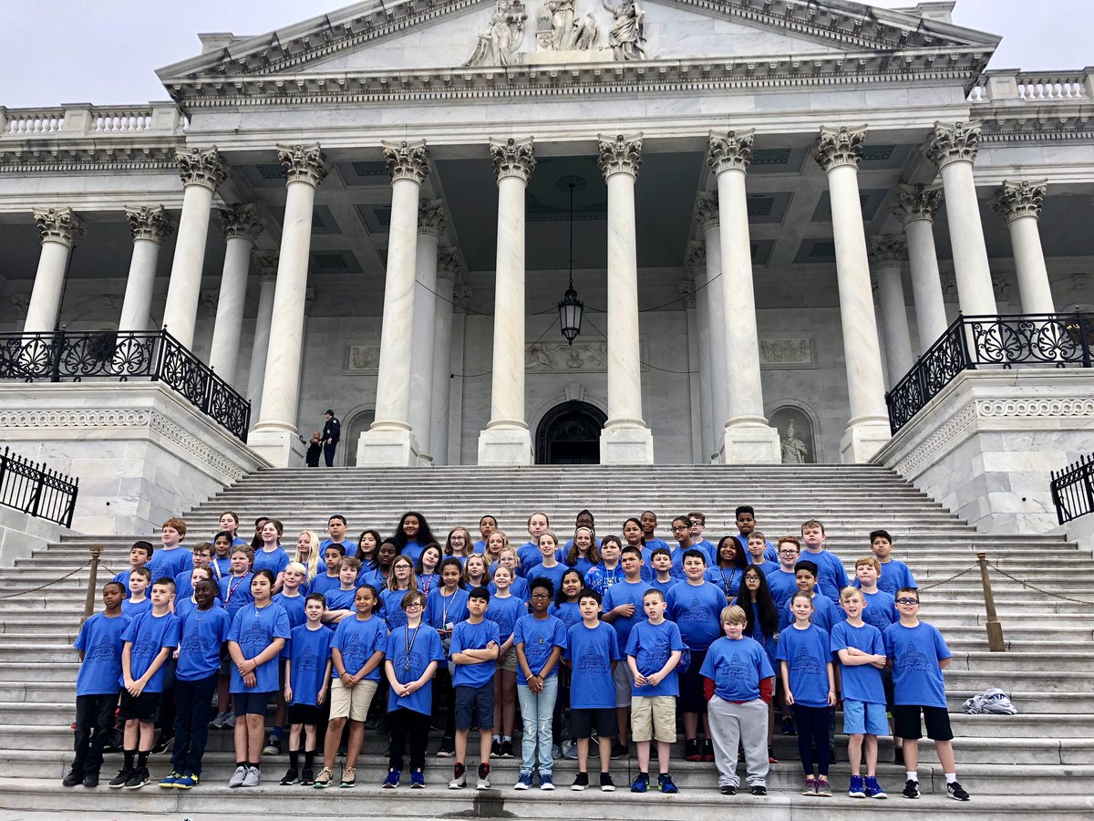 MsOldham_'s tweet photo. Thankful teacher. Amazing week with this crew! We had a once in a life time experience that we will cherish forever. #simmonstoDC https://t.co/jDIghiRgqS