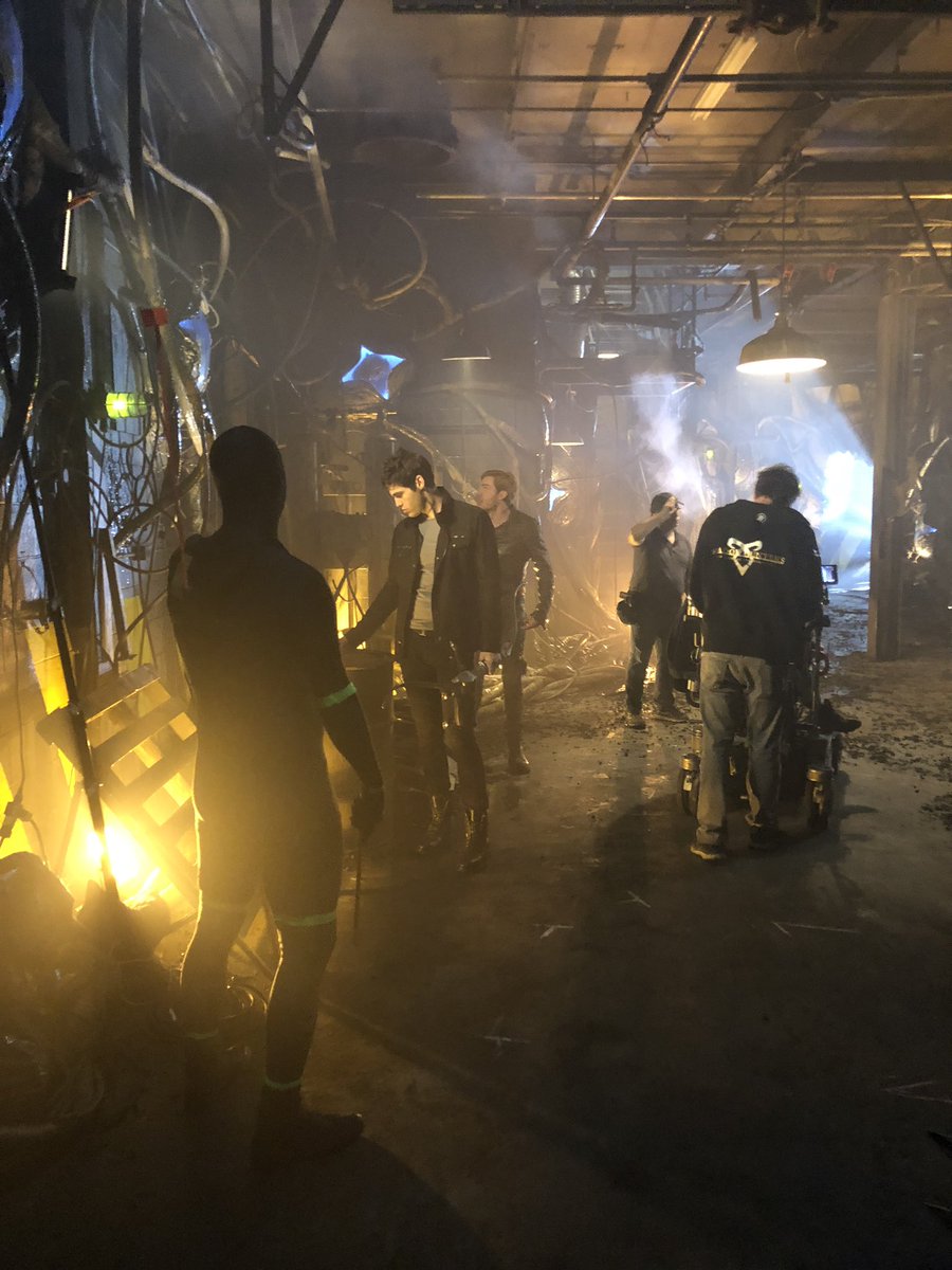 TMI_Uruguay's tweet photo. #BehindTheScenes #Parabatai #DemonFight @MatthewDaddario @DomSherwood1 @BriBriGuy23 #Shadowhunters #ShadowFam
Loving the crew's member jacket! ππ https://t.co/z21DdtSjx7