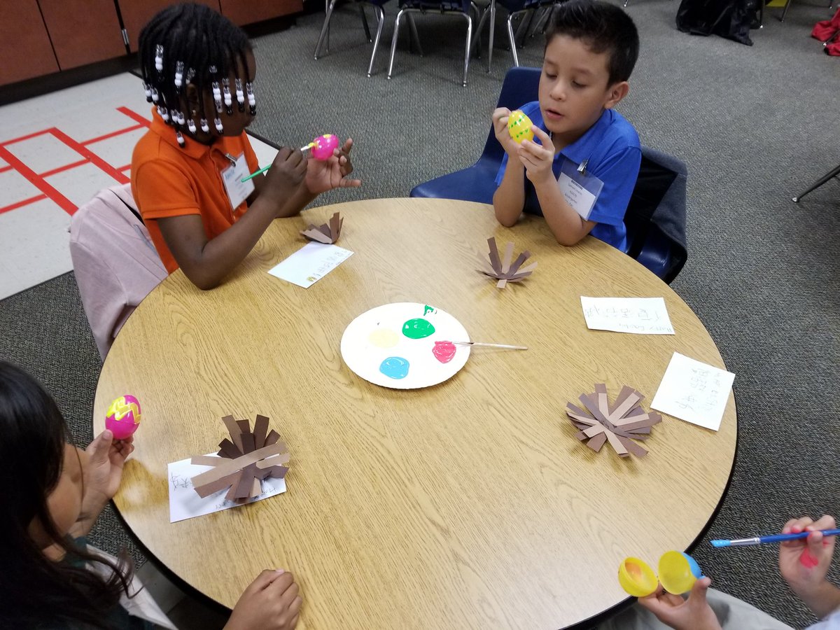 MsSummerPao1's tweet photo. Painting Easter Eggs - 复活节彩蛋 - colorful eggs nestled in a nest! @PetroskyPirates @AliefISD @Aliefss #AliefMission #educatingpirates #AliefMandarinImmersion https://t.co/4woJxdrUnQ