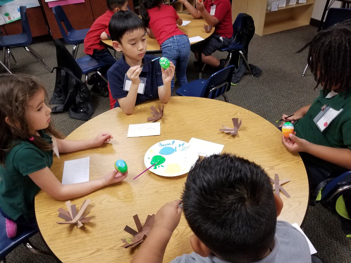 MsSummerPao1's tweet photo. Painting Easter Eggs - 复活节彩蛋 - colorful eggs nestled in a nest! @PetroskyPirates @AliefISD @Aliefss #AliefMission #educatingpirates #AliefMandarinImmersion https://t.co/4woJxdrUnQ
