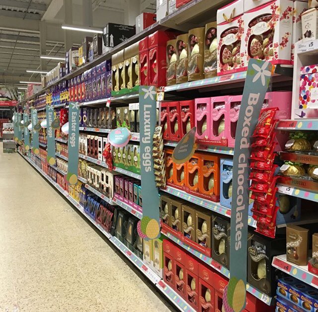 suzywotz's tweet photo. @catturvill @madjaxxy @TomLyne34 @Gossy_01 WTF is going on over there shocking standards in practise 🤷♀️ had to walk away and breathe into a brown paper bag... here’s a picture guide of the correct Suzy way #eastereggs #chocolate #bunnies #chicks #shitstandards https://t.co/QSKddxsML3