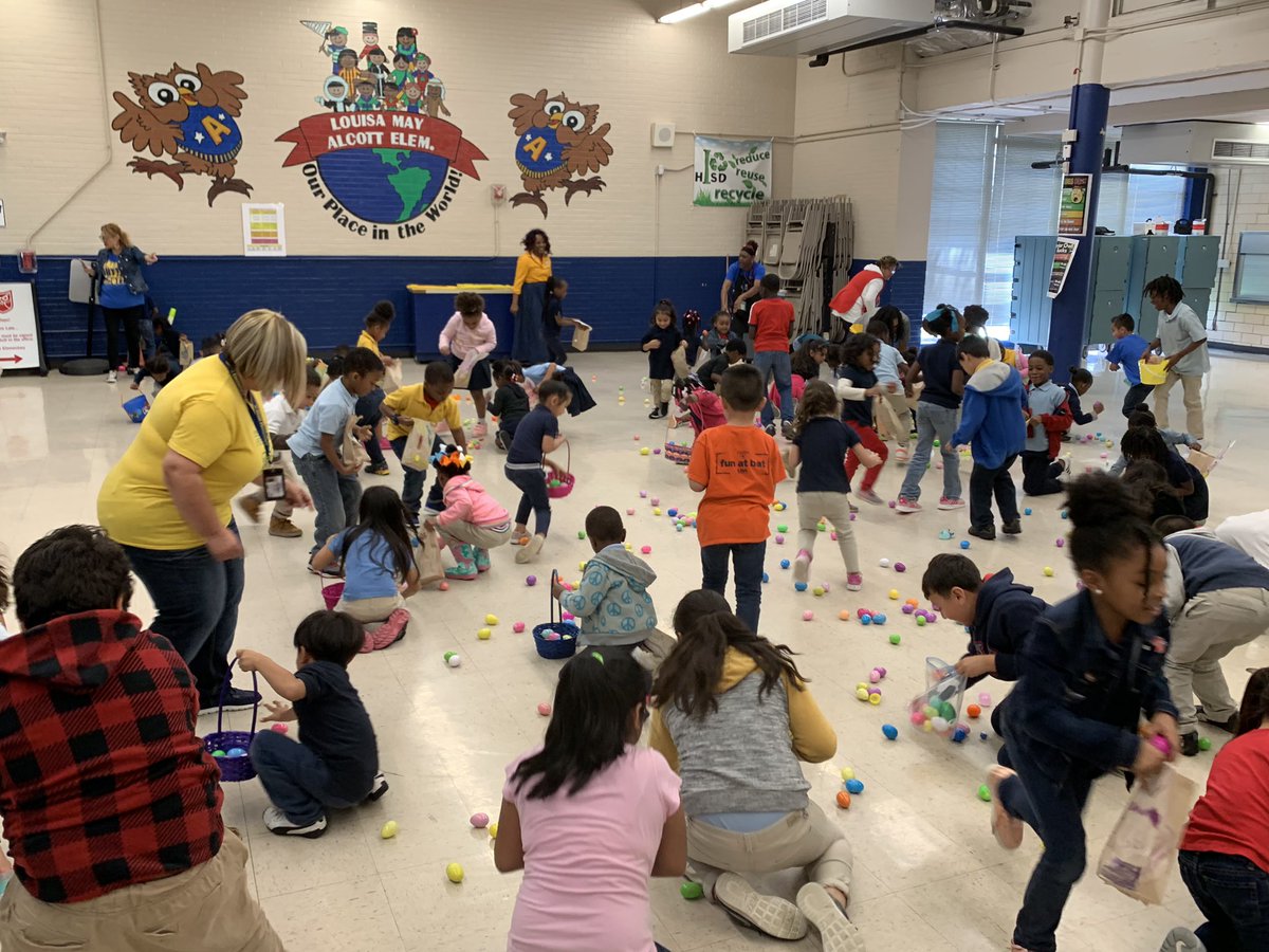 AlcottHISD's tweet photo. The rain didn’t stop the Bunny from making sure our Easter Egg Hunt was a success! #AlcottAllIn https://t.co/c7iEZwTmdB