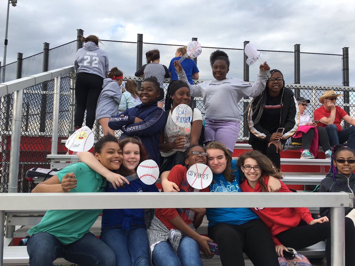 PCMSStudentCou2's tweet photo. Student Council enjoyed cheering on the PCMS boys baseball team.  We hope to see YOU out next time!  #takemeoutotheballgame #enjoyyourlongeeekend @DrMackzum  @PCMSVikingPride https://t.co/EFZ4wA2nr9