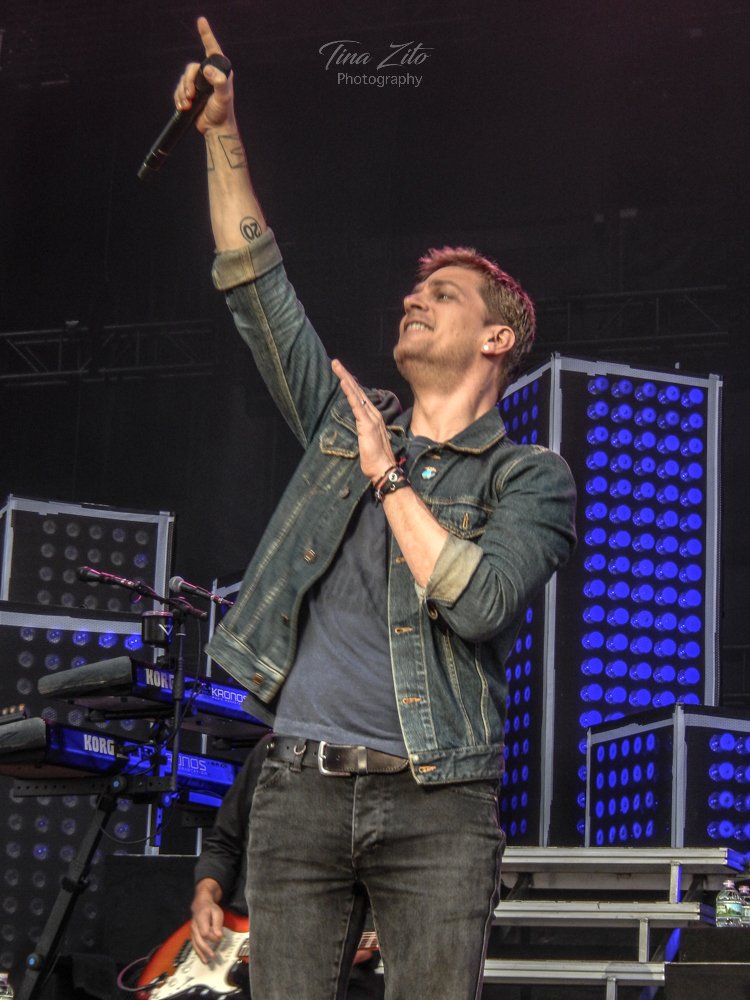 onamusicalnote's tweet photo. @thisisrobthomas always has a great time on stage and what better venue than @northwelljbt on a crisp summer night - his new album comes out 4/26 and he'll be touring again this summer.  Make sure you get your tickets!  I'll see you there!!  #robthomas #jonesbeach https://t.co/KET1T9alQn