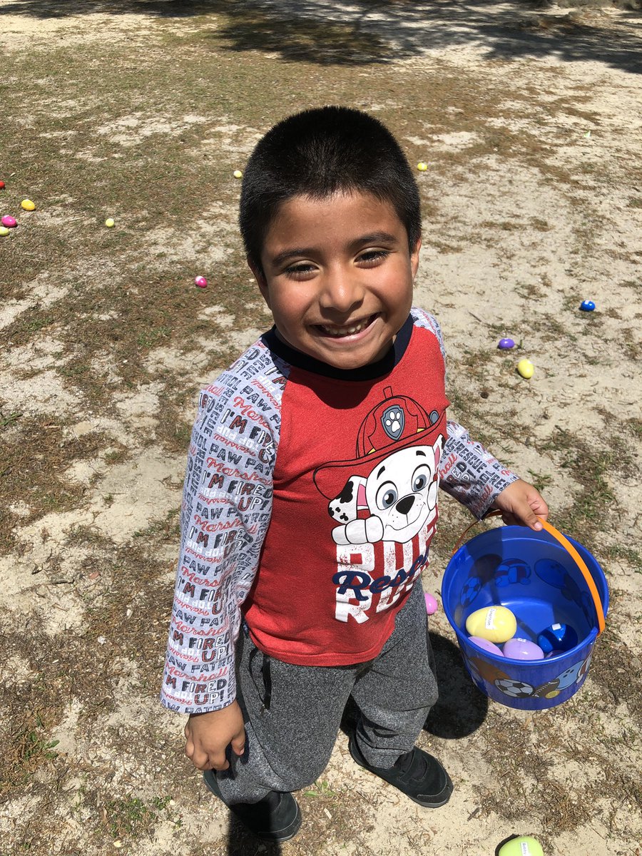 mlilesmurphy's tweet photo. Our reward for positive behavior was an egg hunt! They had a blast! #CauseBeyondOneself #TheHearneWay 🐰🥚Happy Easter from our class! #springbreakkickoff https://t.co/FV6ny9tFNp