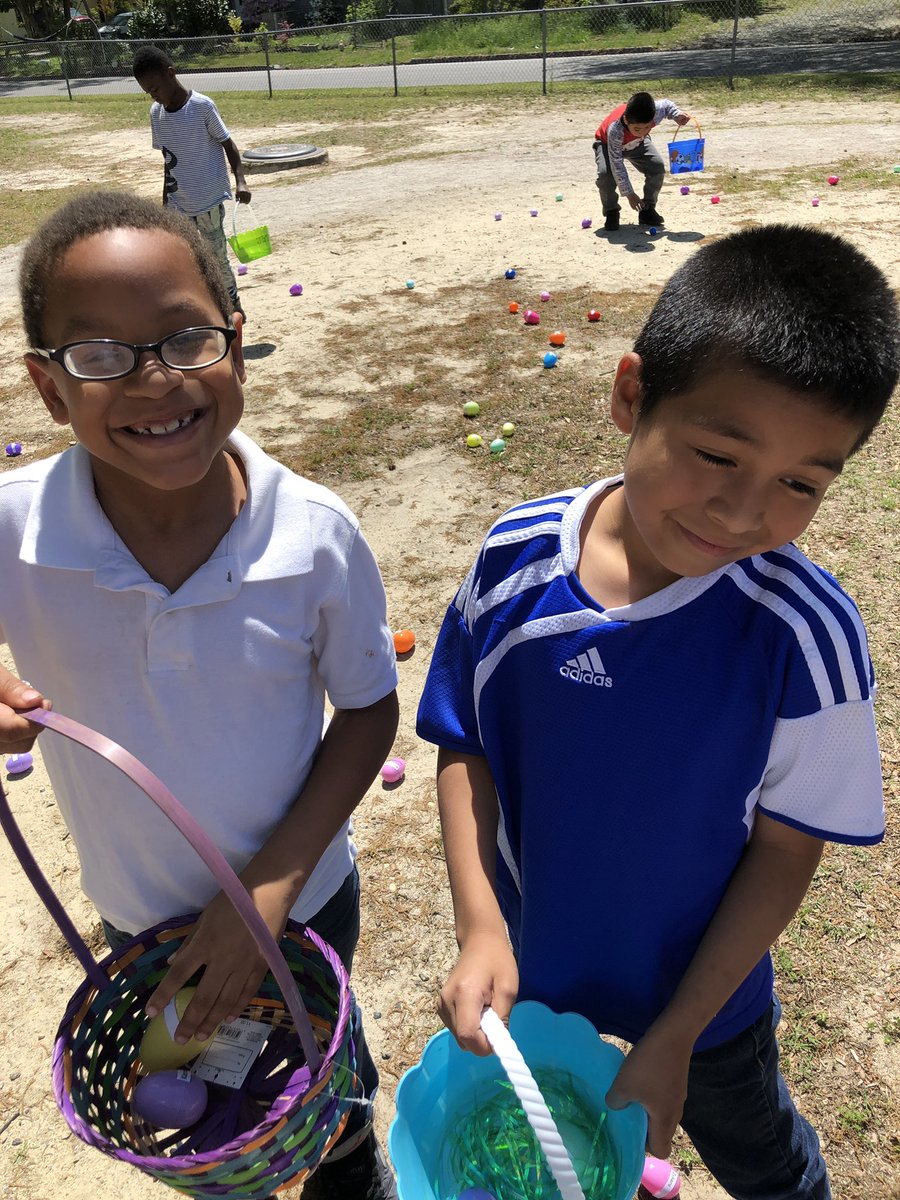 mlilesmurphy's tweet photo. Our reward for positive behavior was an egg hunt! They had a blast! #CauseBeyondOneself #TheHearneWay 🐰🥚Happy Easter from our class! #springbreakkickoff https://t.co/FV6ny9tFNp